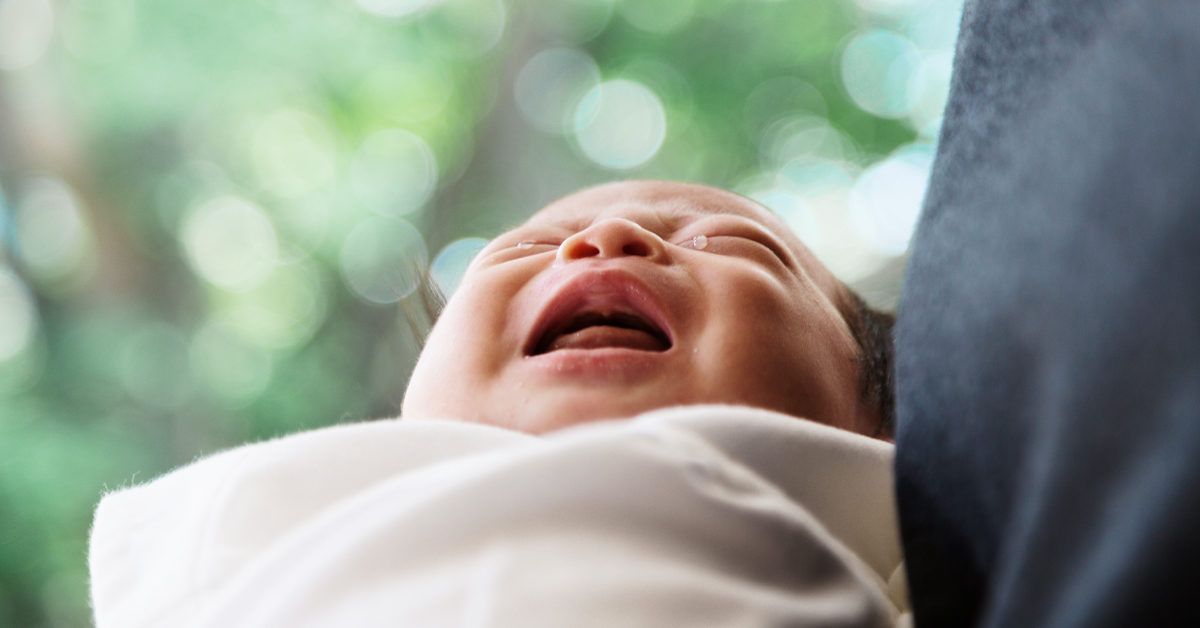 Почему новорожденные плачут без слез и когда появляются первые слезы