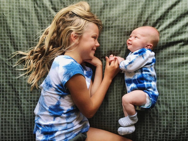 Ikki oylik chaqaloq rivojlanishi: yangi qobiliyatlar va kundalik yutuqlar