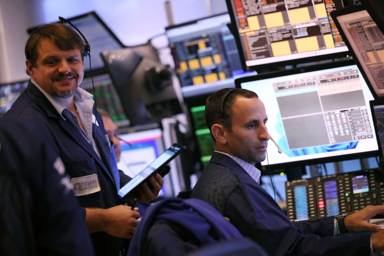 Equal Weight Investing in 2025: Costs, Benefits, and Top Examples