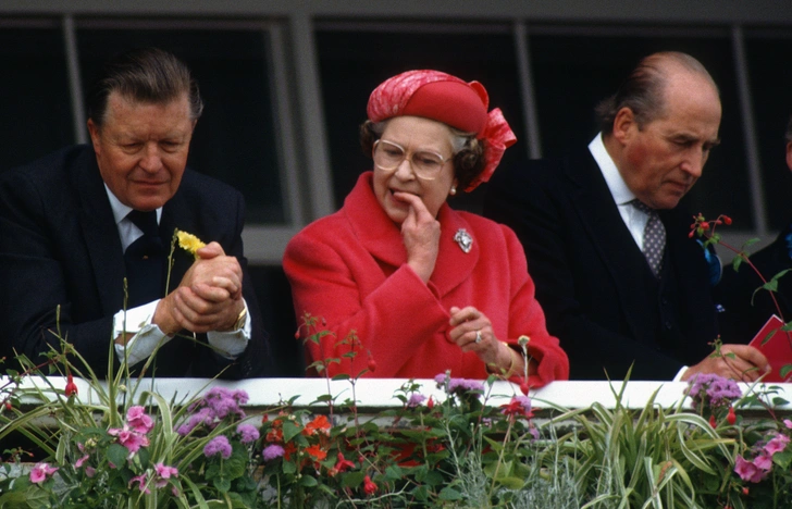 Qirol Yelizaveta II norozilik ko‘rinishi