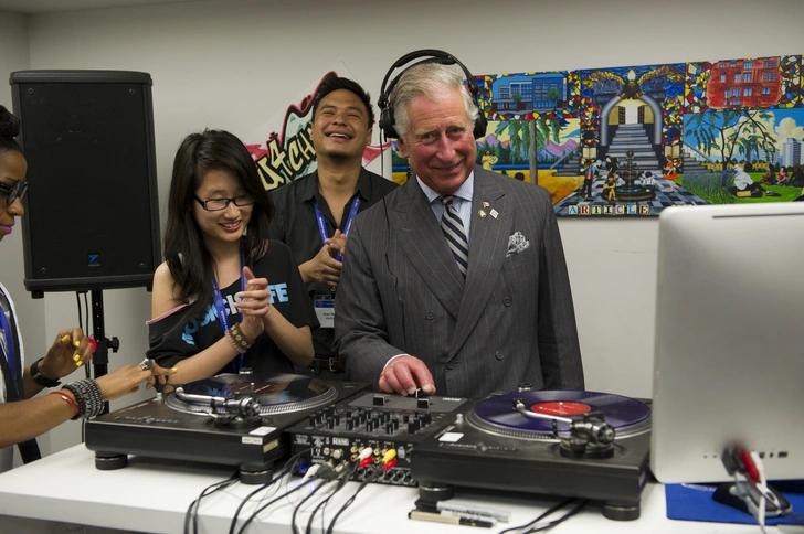 Prins Charlz ortida turuvchi yosh yigit