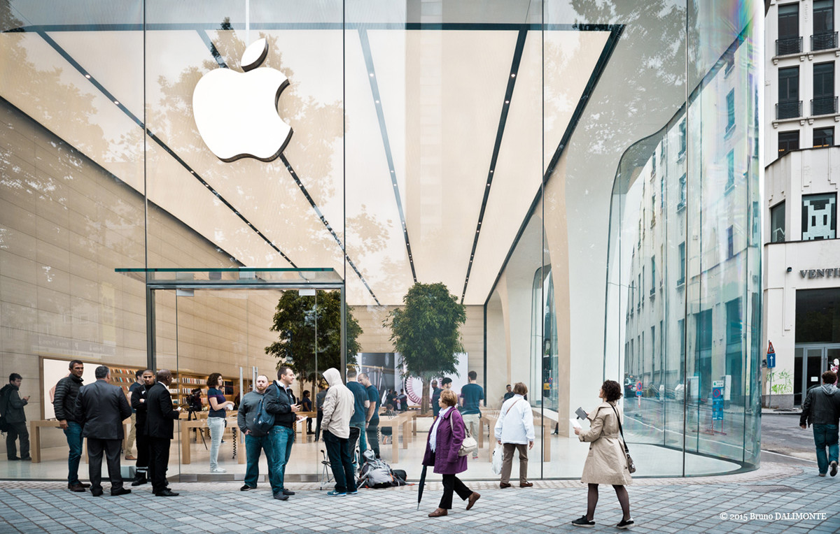 Apple Breaks Sales Records with Massive iPhone 6s Launch