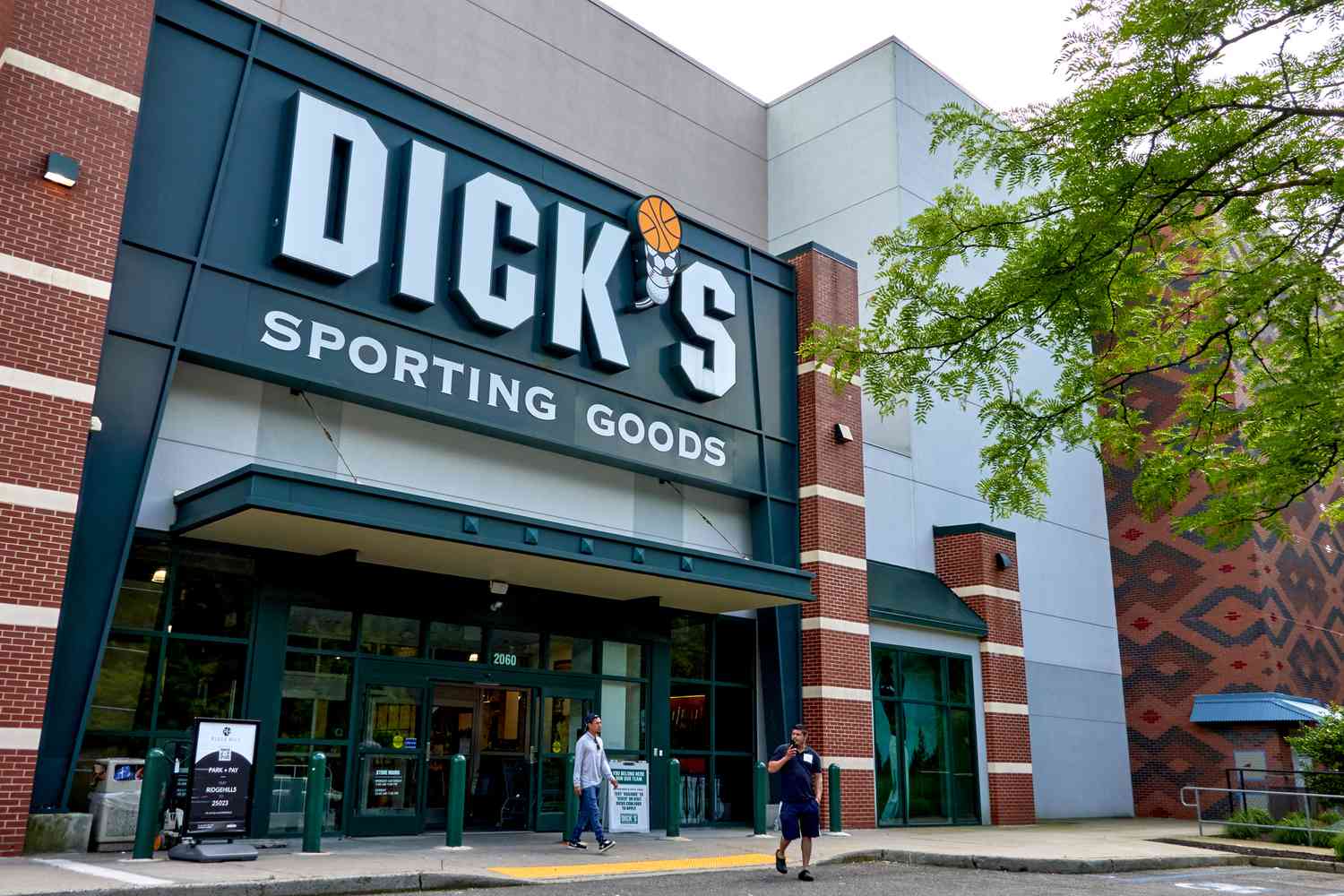 Dick’s Sporting Goods Q3 2025 Earnings: Strong Sales Growth at $3.06B Amid Rising Inventory Concerns