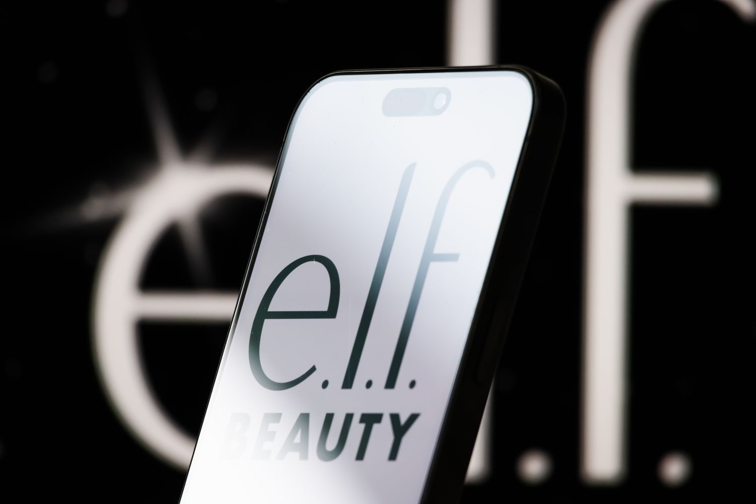 E.l.f. Beauty укрепляет позиции на рынке, приобретая бренд ухода за кожей Hailey Bieber