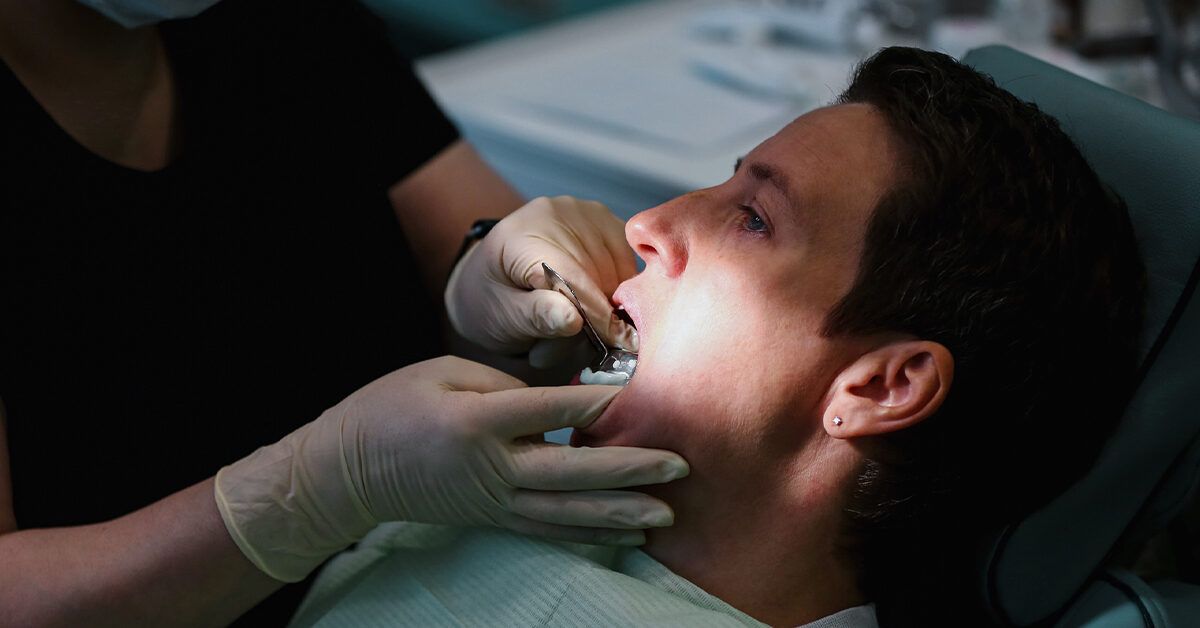 Как зубы мудрости могут вызывать шум в ушах и как с этим бороться