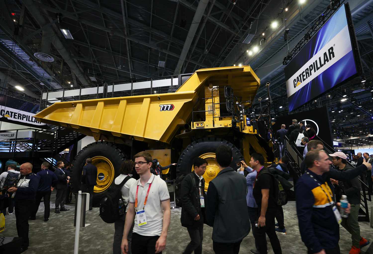 Caterpillar Aksiyalari Yangi Cho'qqilarga Ko'tarildi: Daromad Kutilgandan Yuqori Chiqqan