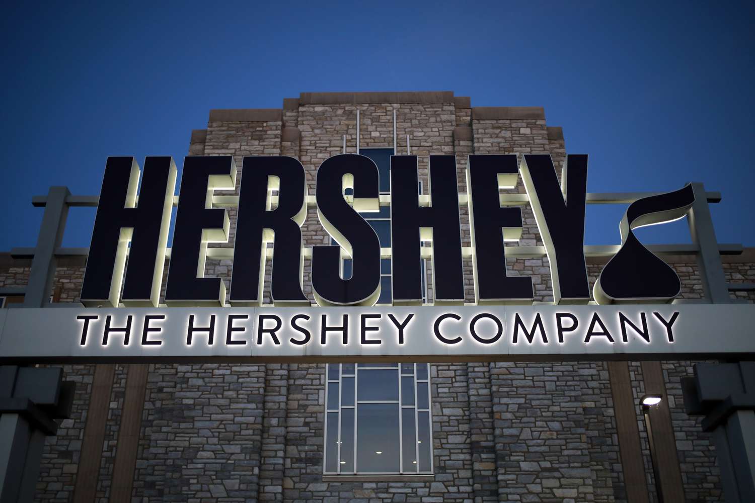 Динамика Рынка: Почему Акции Hershey Взлетают на Фоне Возможного Поглощения Mondelez