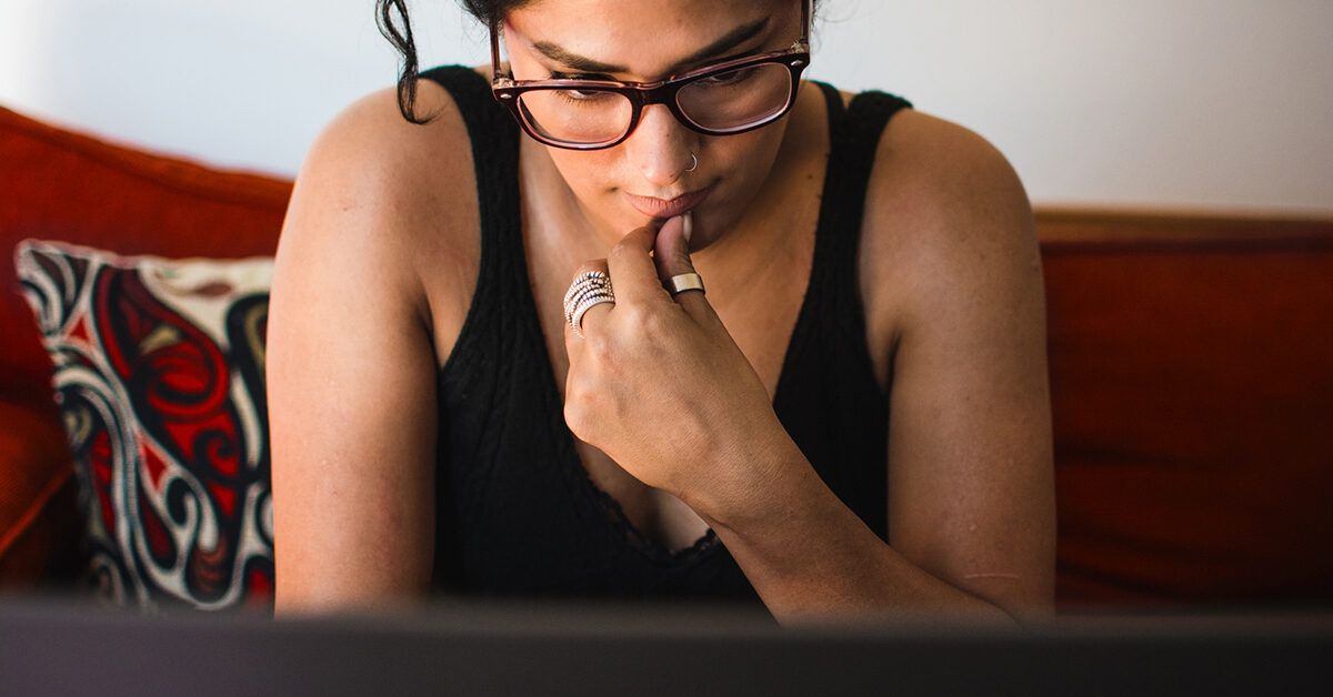 Почему перед менструацией появляется белые выделения: важные факты