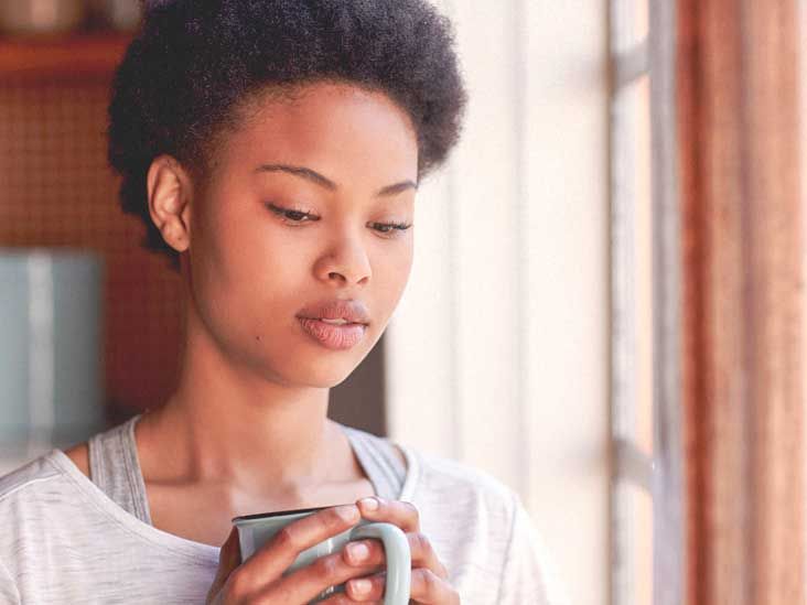 Что означает желтые выделения перед менструацией: важные причины и когда обращаться к врачу