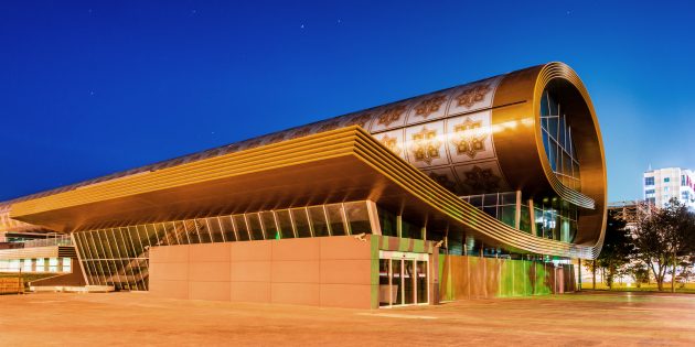 Making Azerbaijani carpets