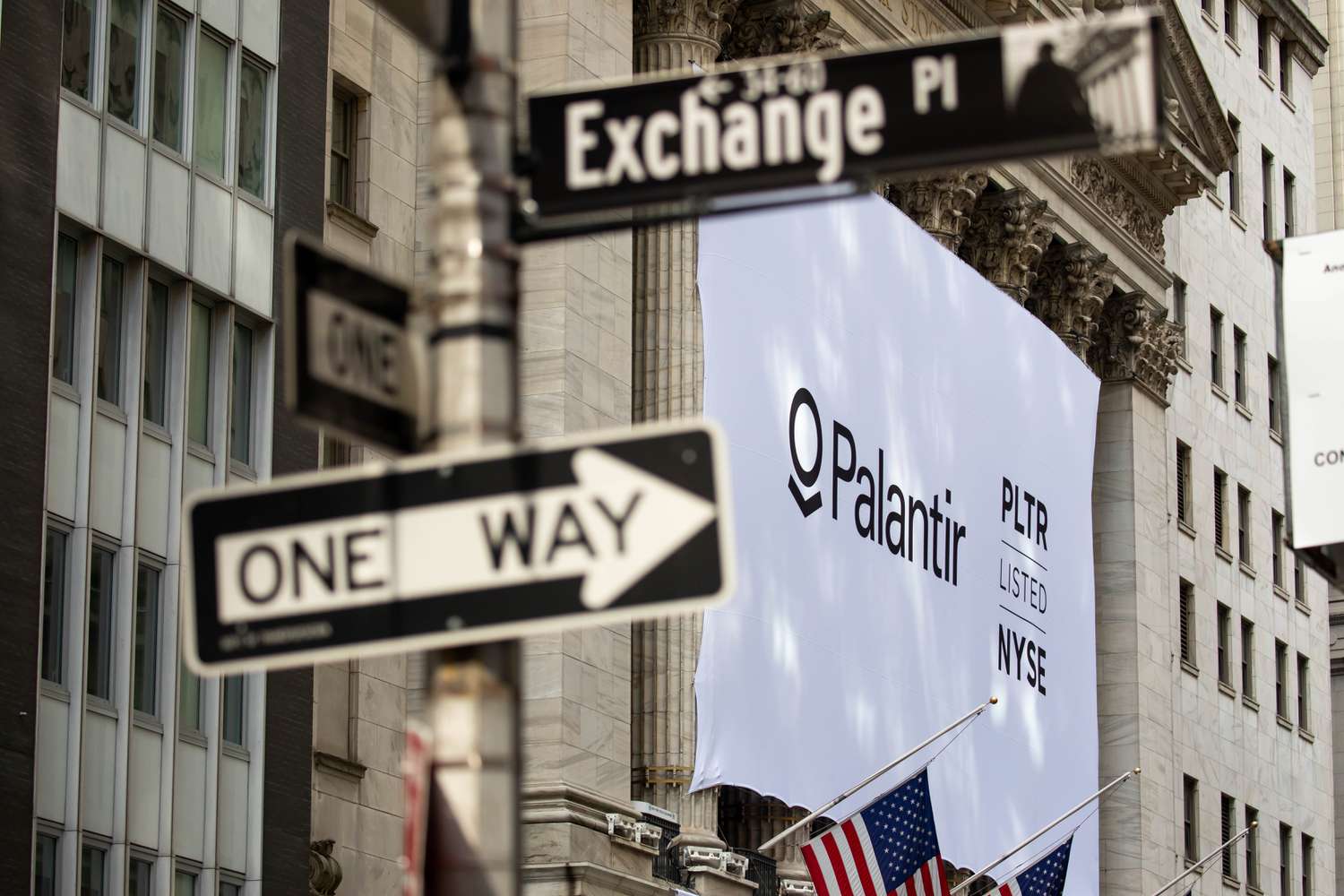 Как Искусственный Интеллект Перевернул Рынок Акций в 2025 Году