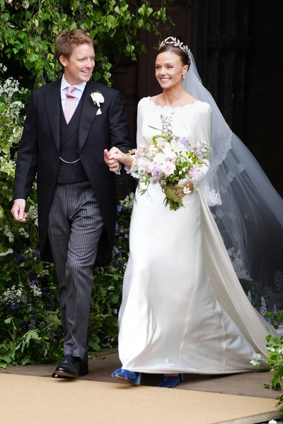 Hyu Grosvenor va Oliviya Henson