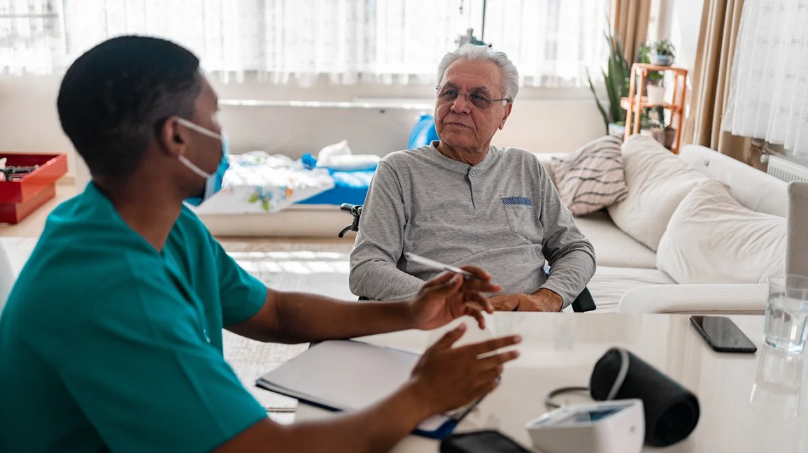 Мужчина с болезнью Паркинсона на встрече с врачом на дому