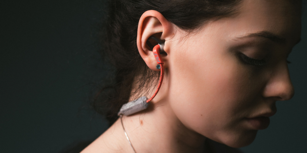 Эффективные Bluetooth-наушники для спорта с защитой от влаги и мощным звуком