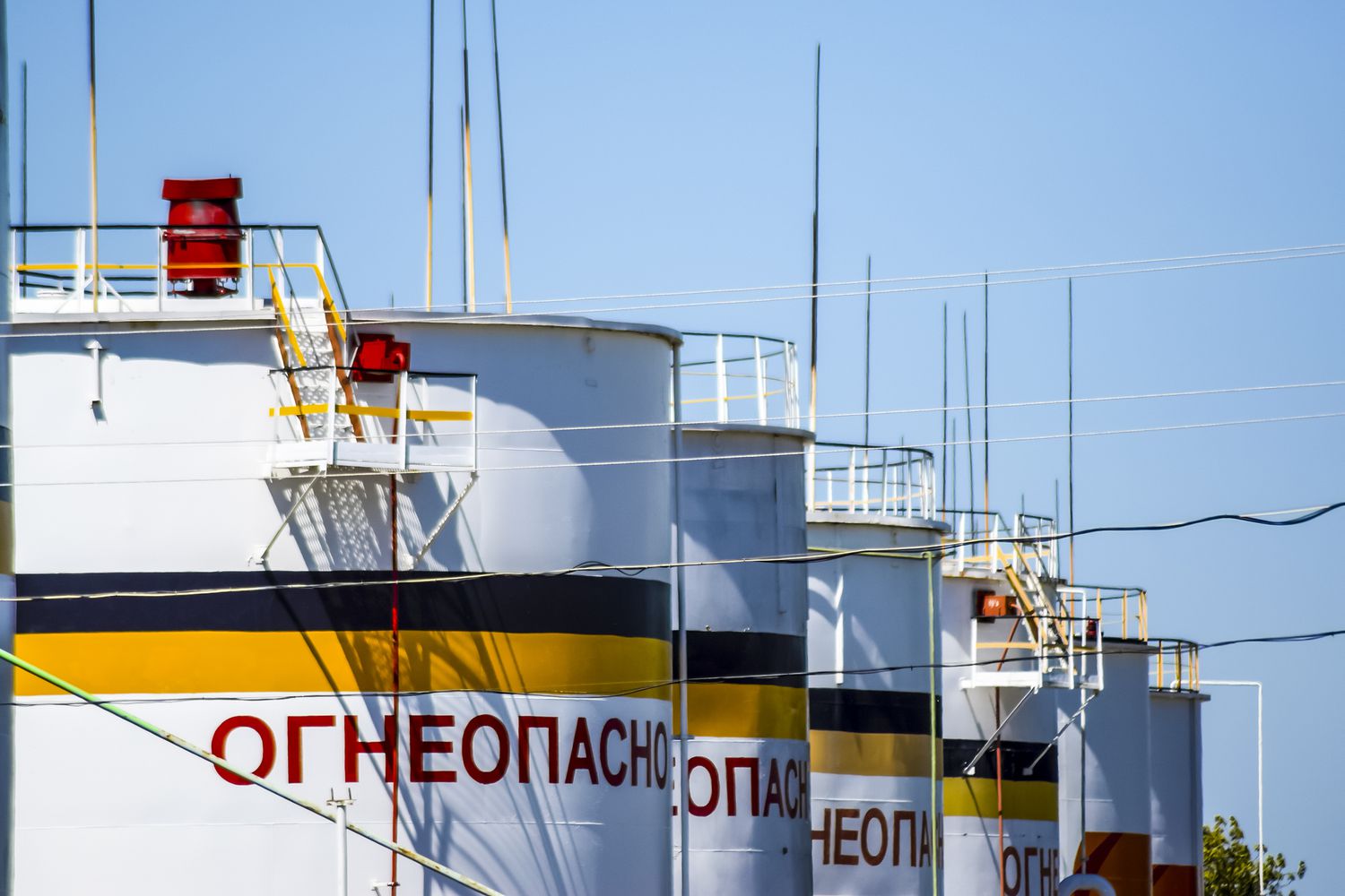 Резкие колебания на рынках: рубль падает, инвесторы волнуются