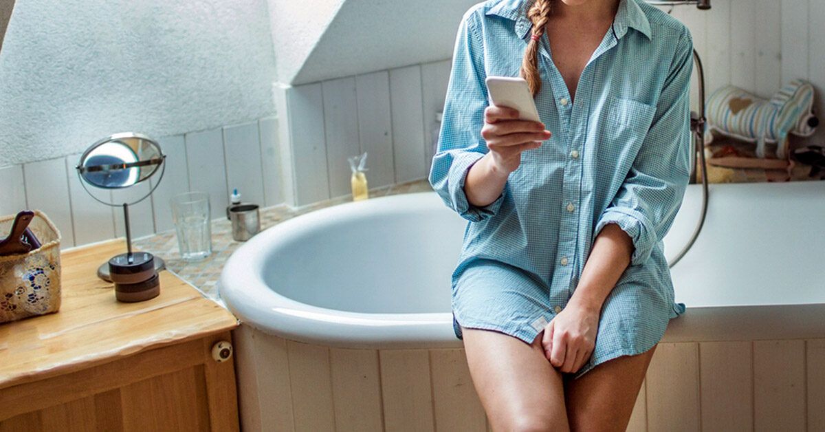 Толстые белые выделения: что они означают и когда стоит обратиться к врачу