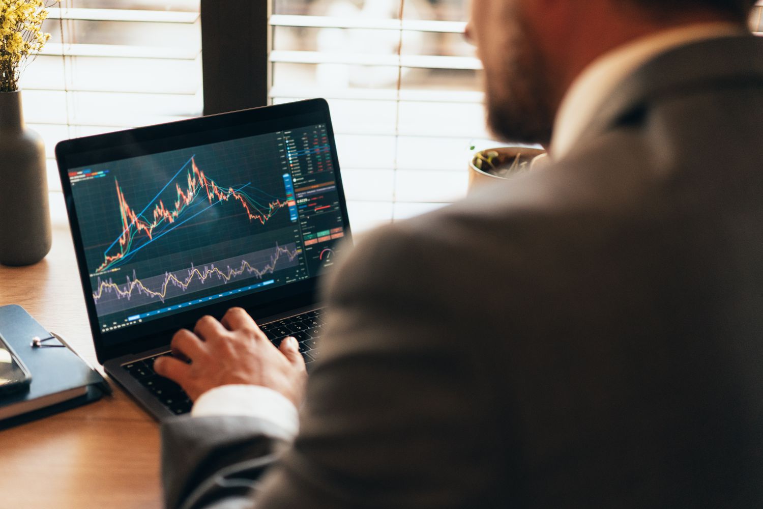 Как формируется цена фьючерсов на акции: ключевые аспекты и влияние факторов