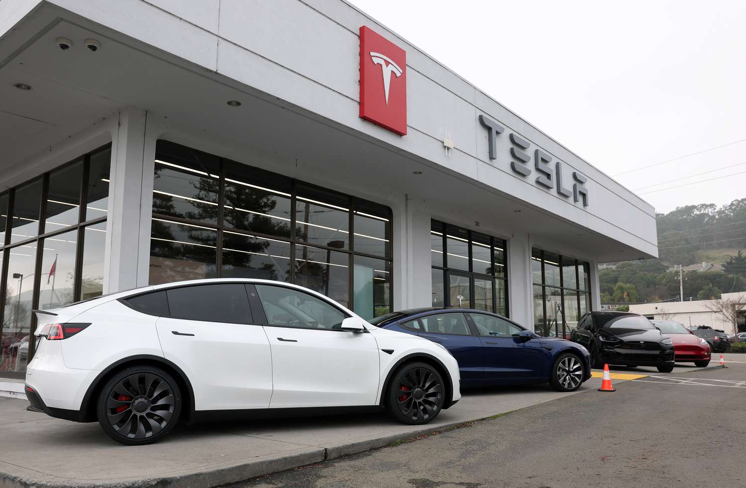 Tesla Shares Slip as Q4 Vehicle Deliveries and Production Lag Behind Expectations