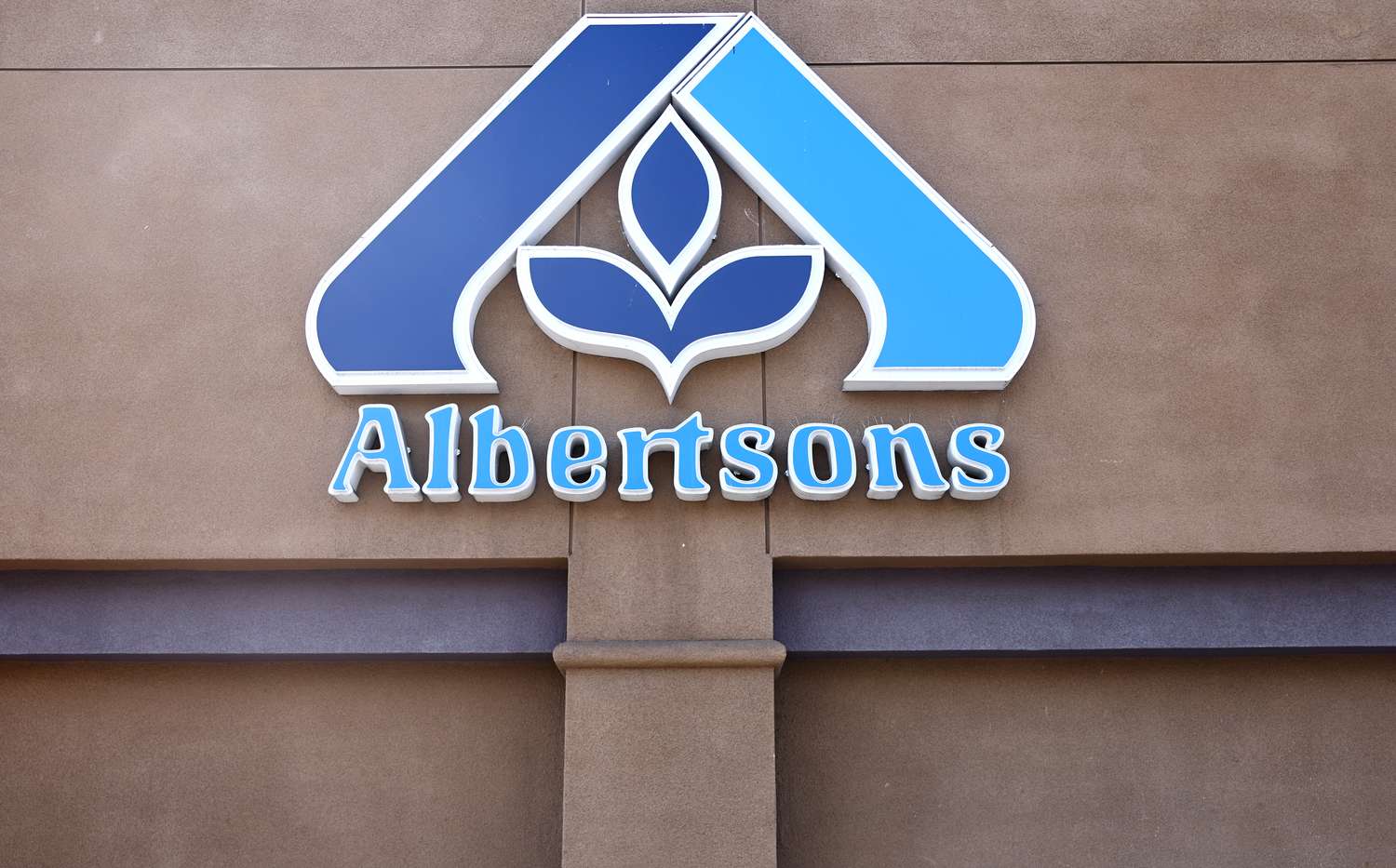 Что думают аналитики о перспективах акций Albertsons после срыва сделки с Kroger