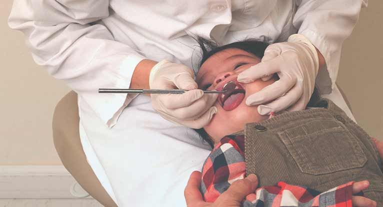 Как облегчить боль при прорезывании коренных зубов у малышей