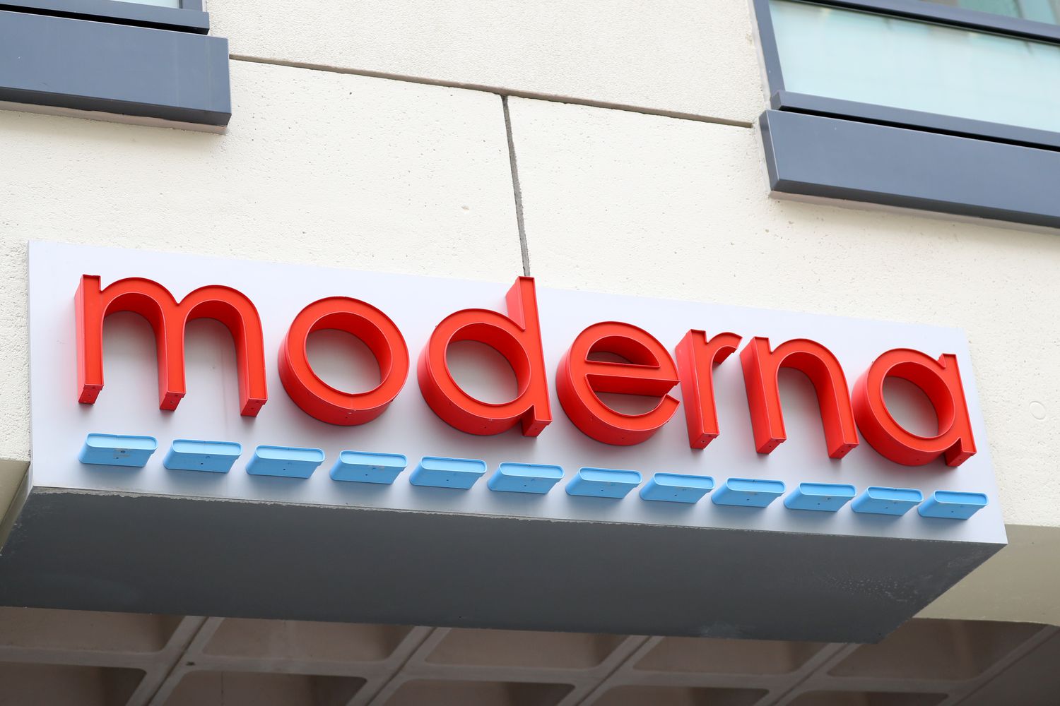 Moderna Faces Sharp Stock Drop After $1 Billion Revenue Forecast Reduction