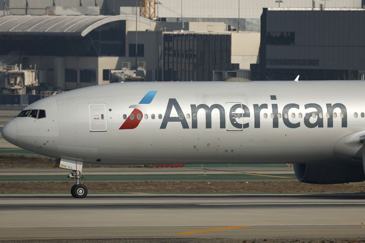 American Airlines Aksiyalari Pasayishda: Kelajakdagi Ko‘rsatkichlardagi Noaniqliklar