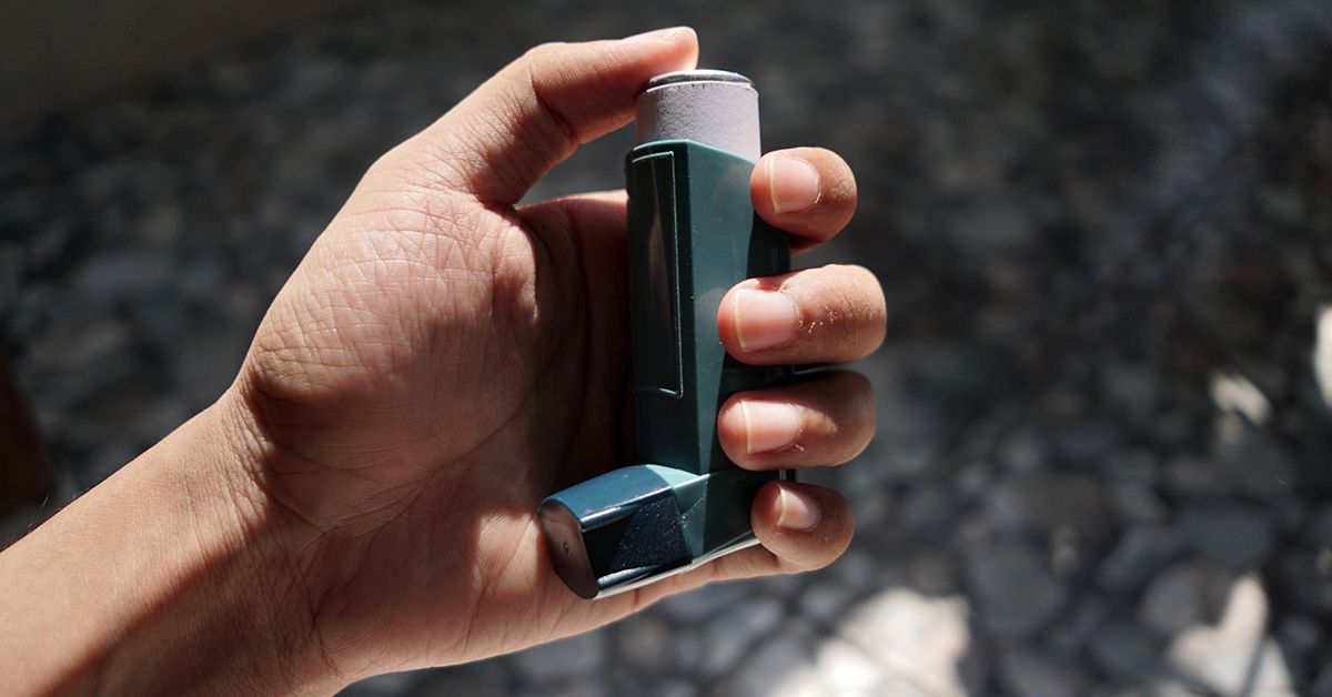 Как оказать первую помощь при астматическом приступе: советы с ингалятором и без