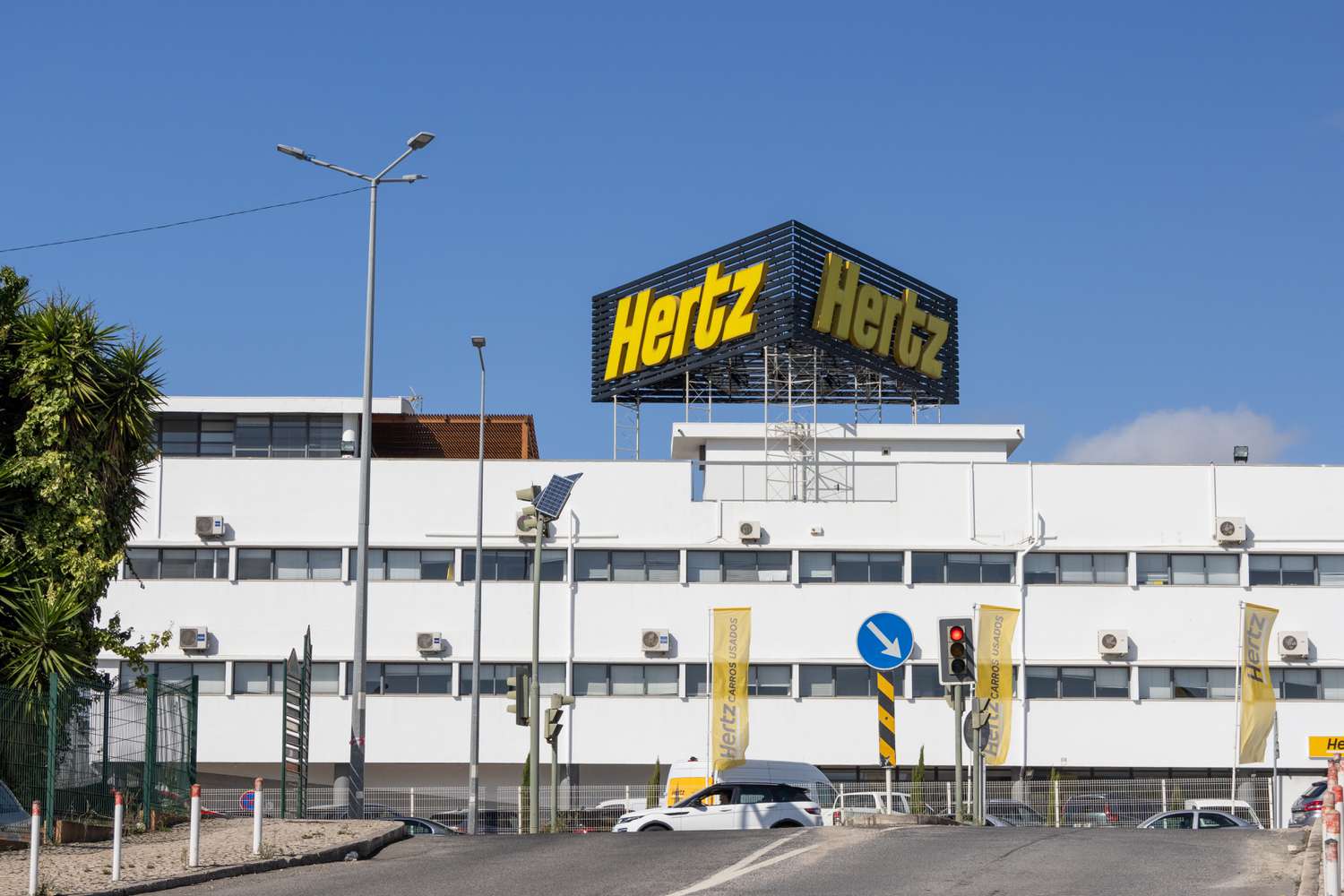 Акции Hertz взлетают на фоне крупного инвестиционного шага от миллиардера Билла Экмана