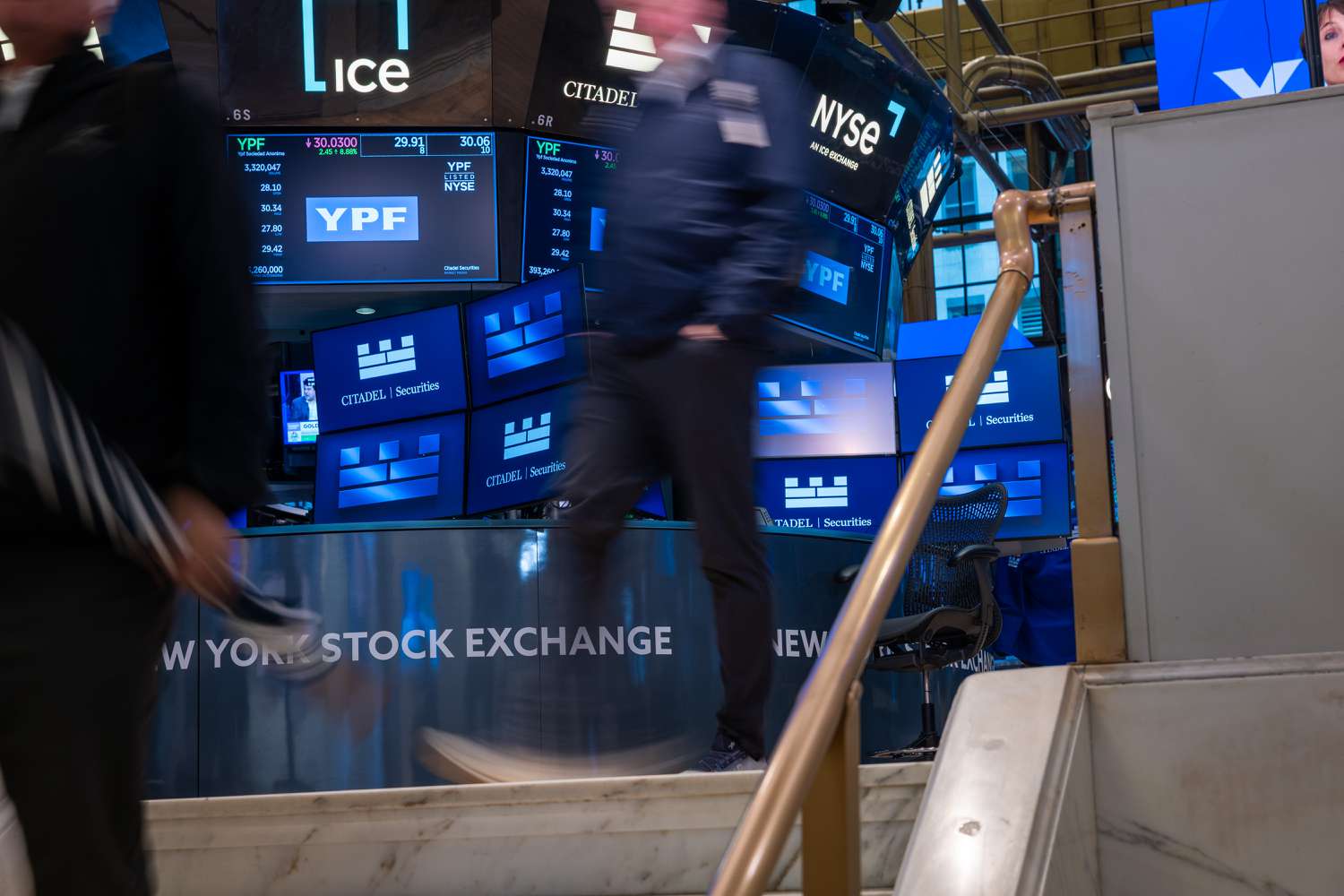 S&P 500 Dips Amid Chip Stock Declines as Export Restrictions Impact Major Tech Firms