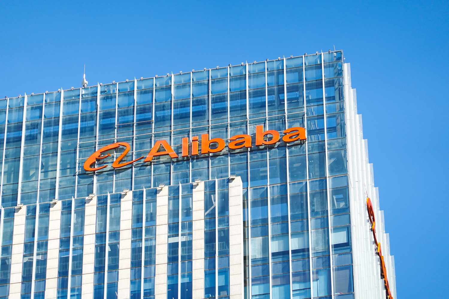 Alibaba Unveils AI Model in 2025 That Outperforms DeepSeek, OpenAI, and Meta – Market Reacts