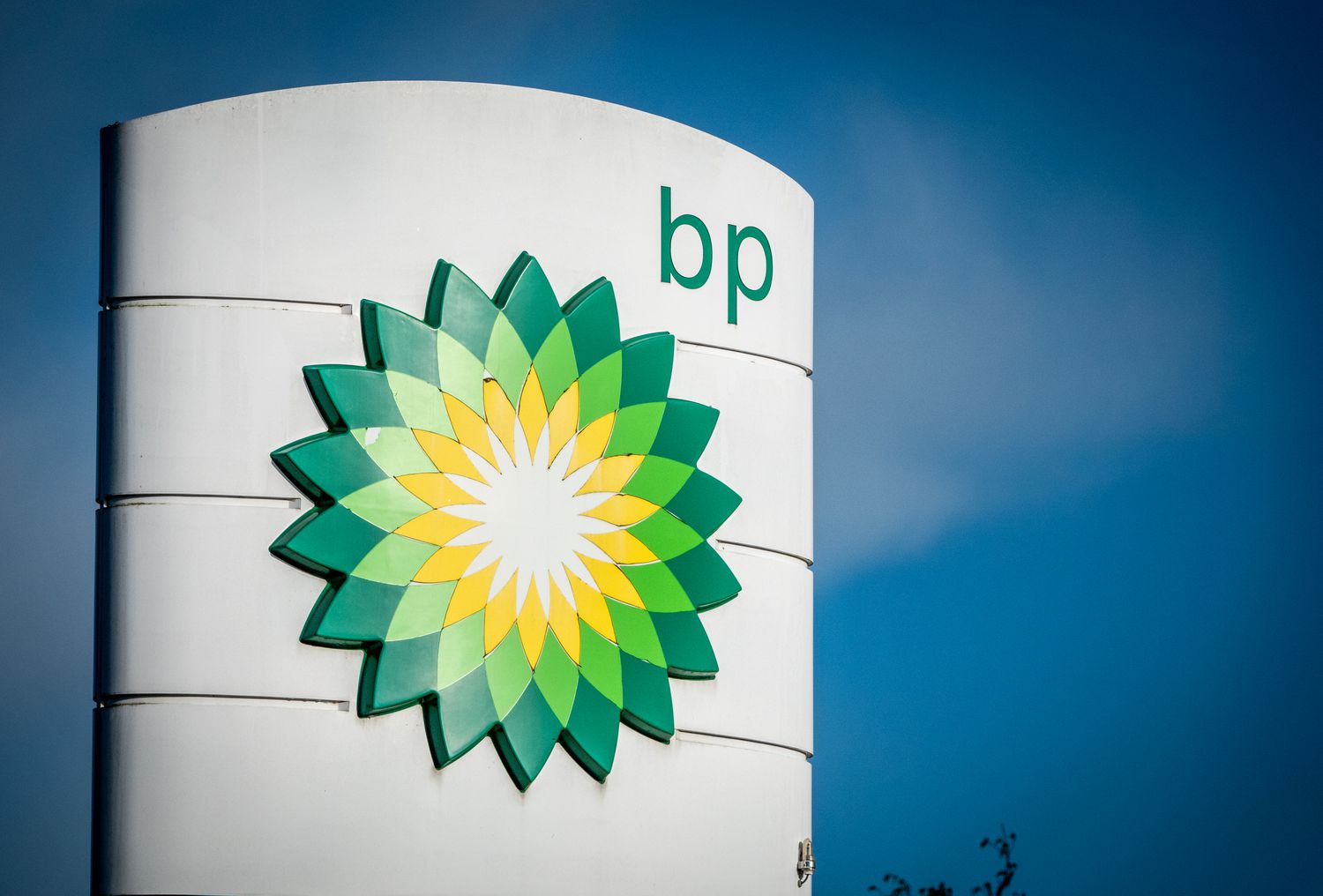 Акции BP резко падают после разочаровывающих квартальных результатов и сокращения обратного выкупа