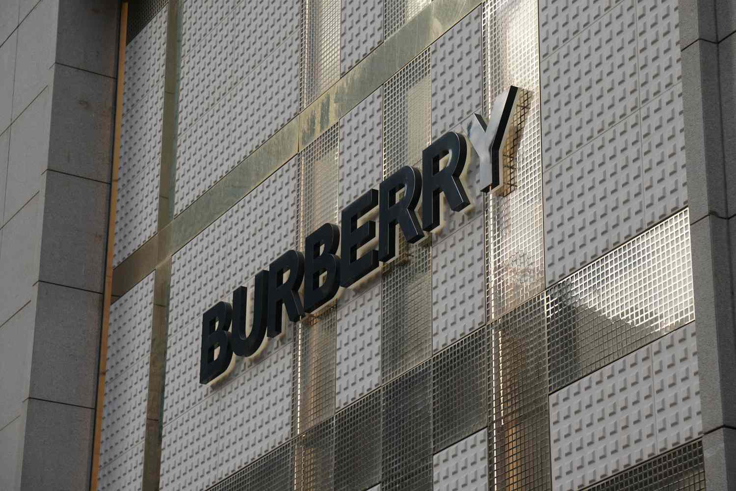 Burberry Savdolarida Kutilmagan O'sish: Luks Bozorida Umid Yorqinlashmoqda
