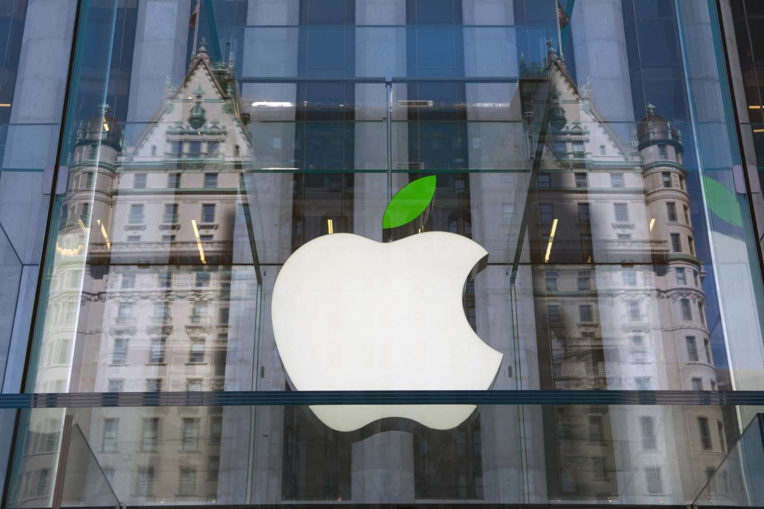 Apple Hiring Freeze and Spending Slowdown in 2025: What It Means for Investors