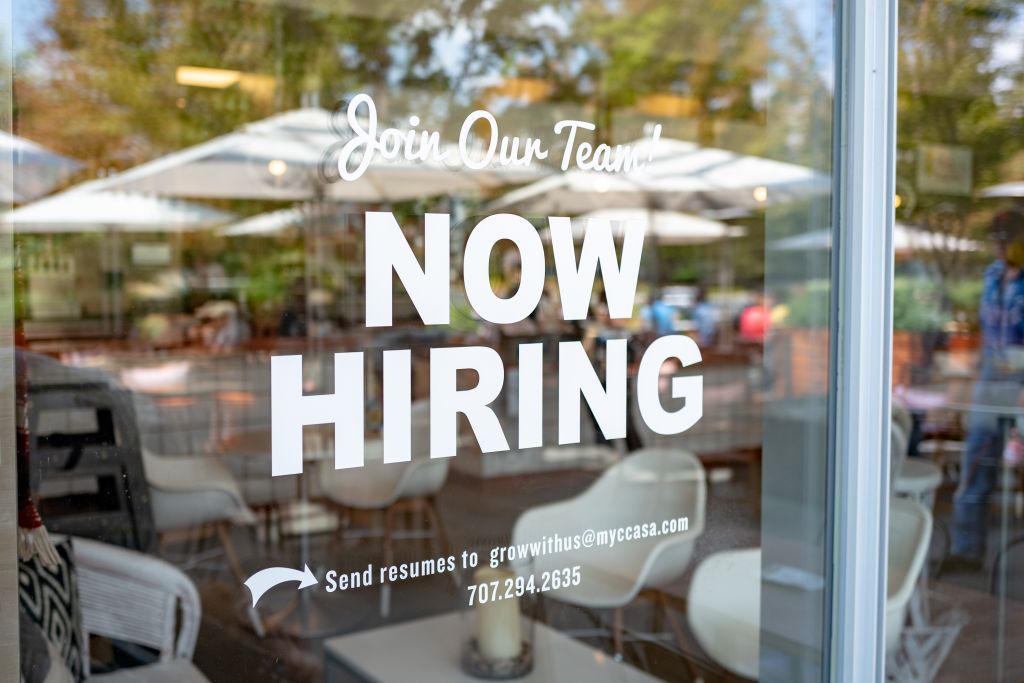 Как повышение ставок влияет на рынок труда: что ждать инвесторам