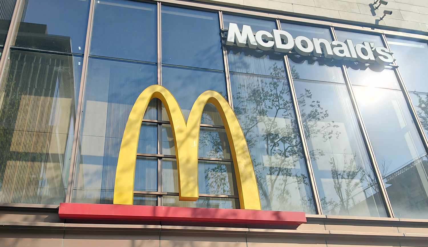McDonald’s Moliyaviy Natijalari Kutilgandek Bo‘lmay, Aktsiyalar Qimmatlashishdan Qolmoqda