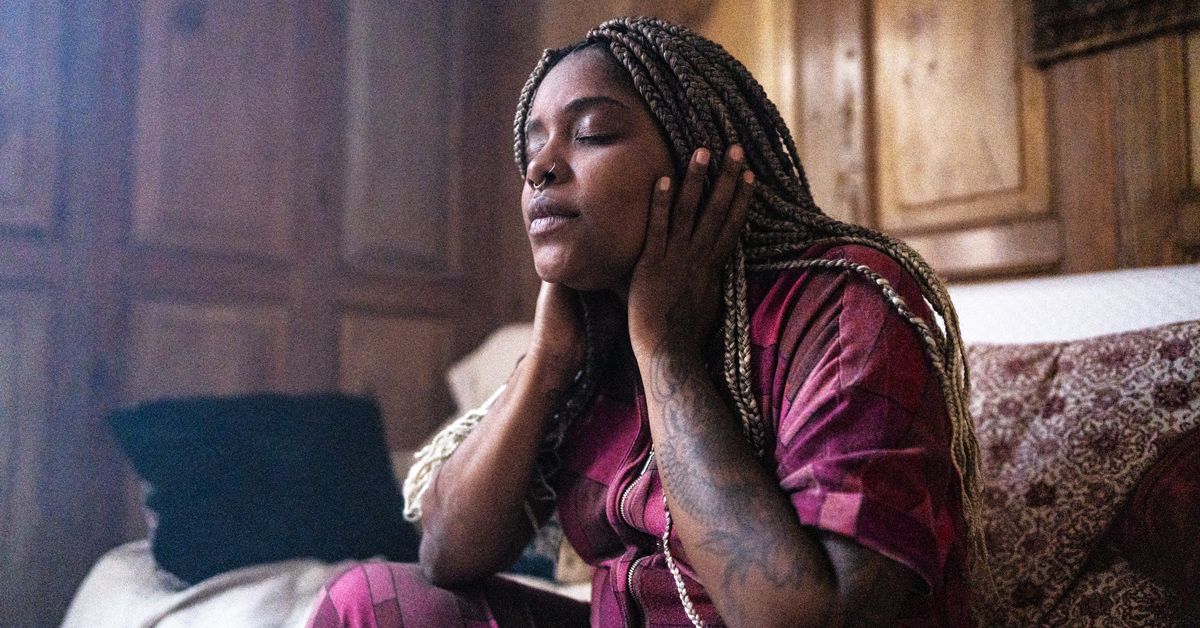 Ichki Eshitish Shovqini: Sabablari, Belgilari va Samarasiz Eshitishni Yengish Yo'llari