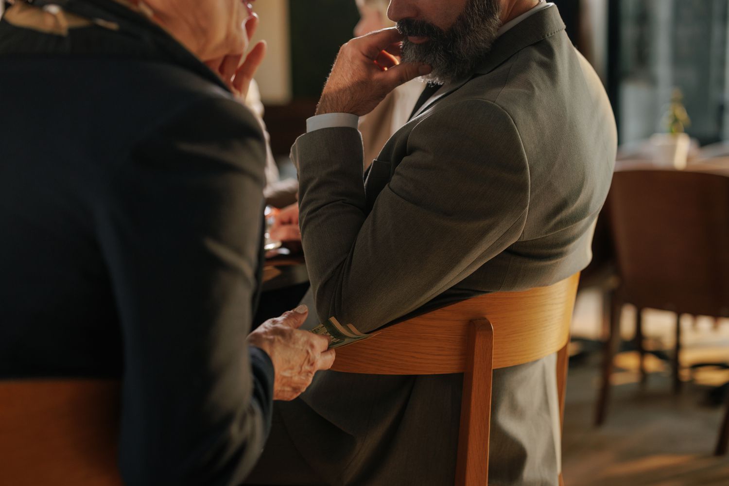 Секретные сделки: что это такое и почему они вызывают споры