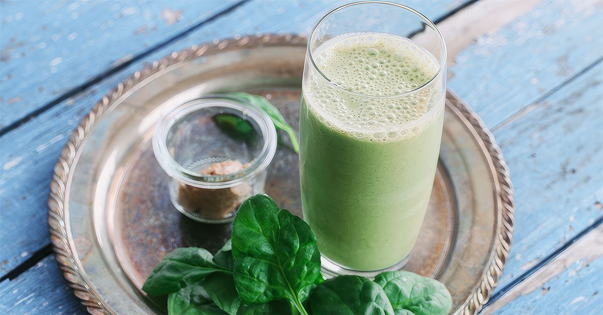 Освежающий зеленый смузи с бананом, миндалем и шпинатом