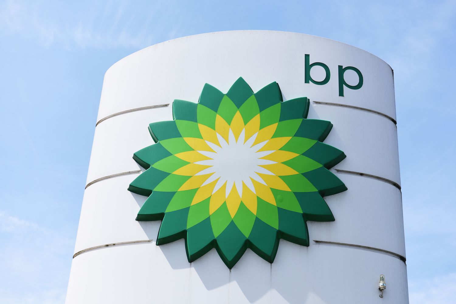 Акции BP резко растут на фоне активности хедж-фонда Elliott