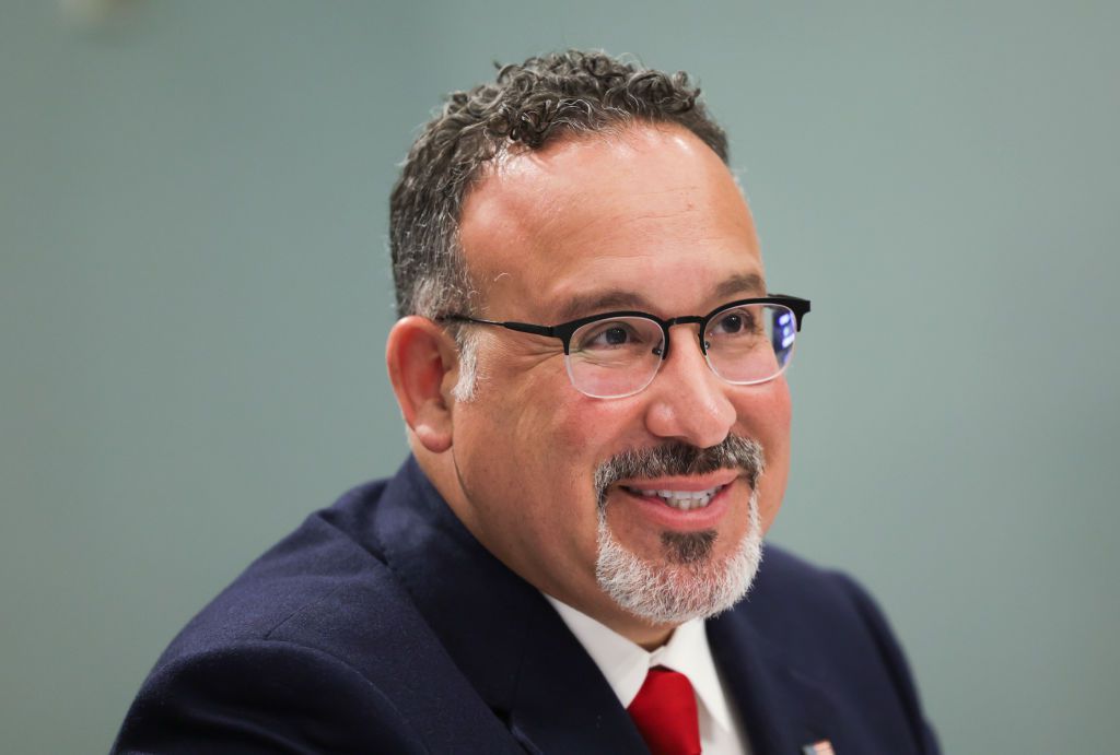 Talabalarning Qarzlari Bekor Qilinmoqda: Milyard Dollar Daromadini Qaytarish Imkoniyati