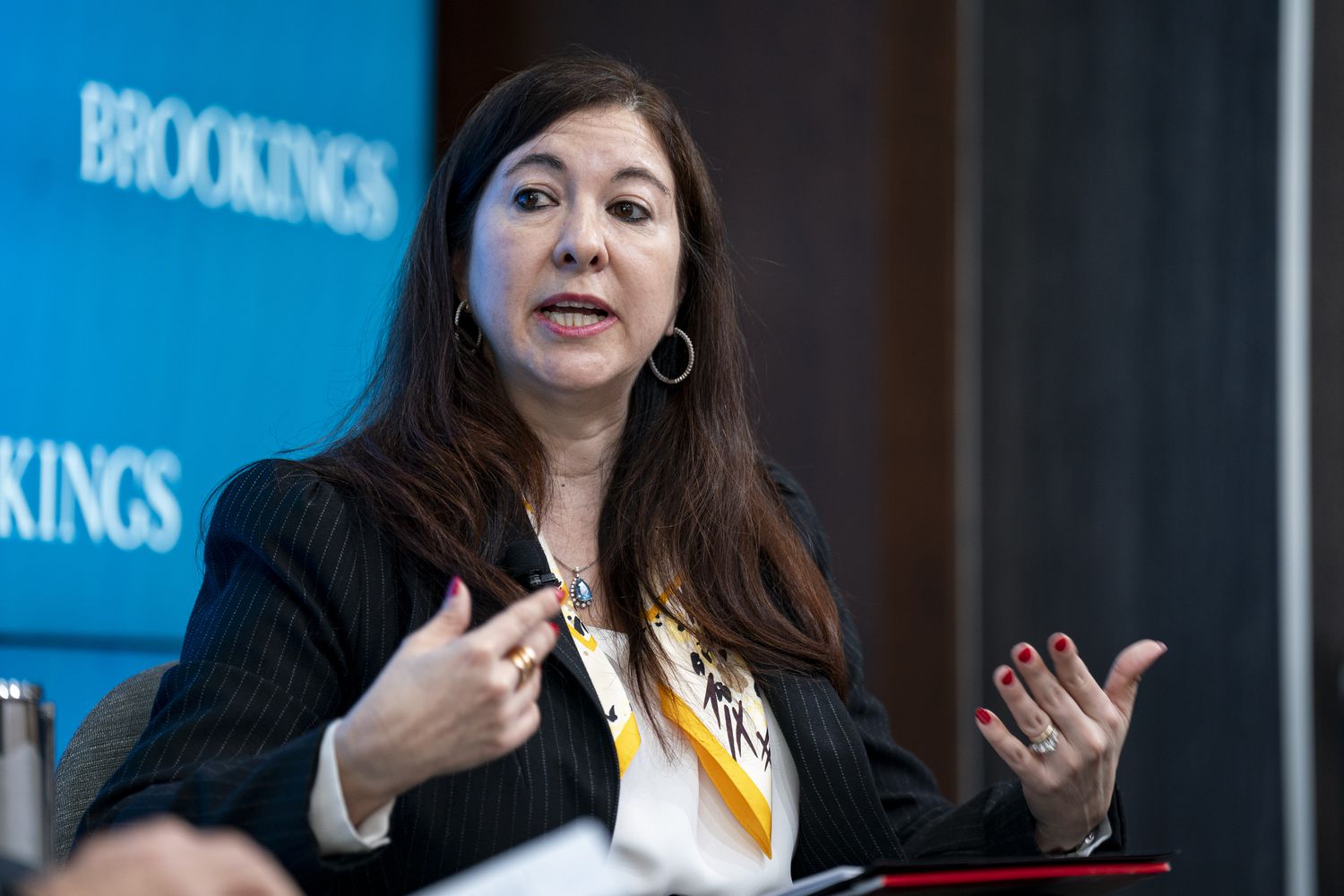 Markaziy Bankning Foiz Stavkalarini Oshirmaslik Sabablari va Savdo Tariflarining Inflatsiyaga Ta'siri