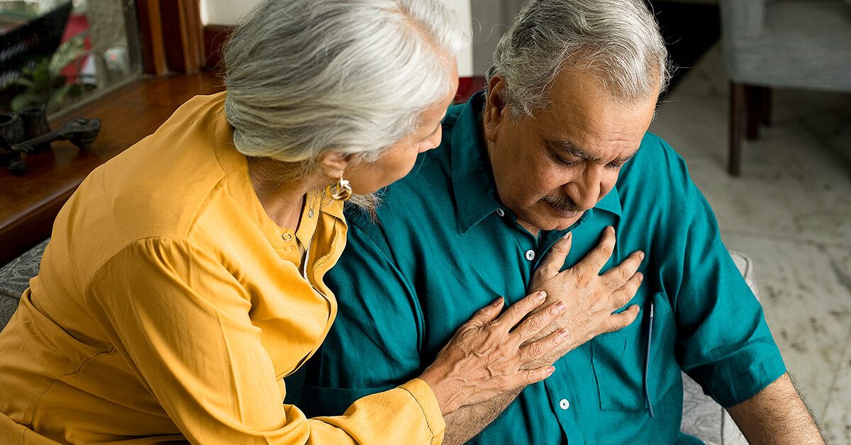 Как правильно помочь при сердечном приступе: эффективные советы для спасения жизни