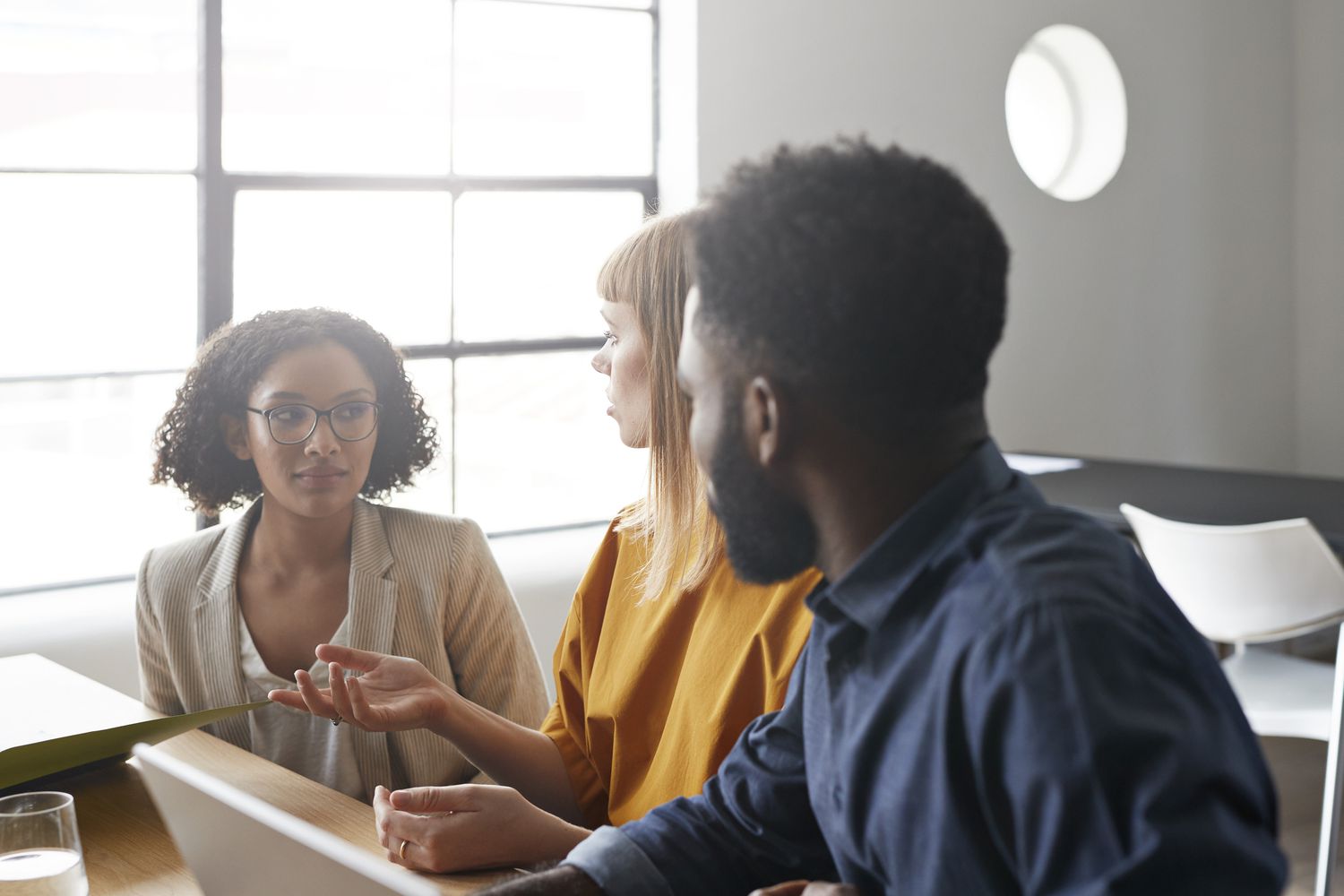 Секреты Закрытых Корпораций: Что Это и Почему Это Важно