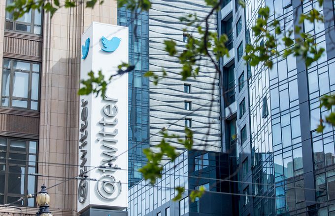 Акционеры Twitter одобряют сделку на фоне сенатских слушаний