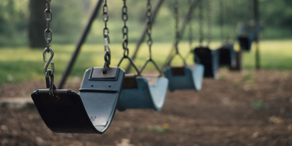 Оптическая иллюзия с качелями, которая взорвала интернет: в какую сторону качается мужчина?