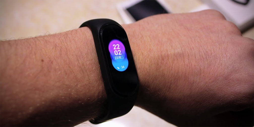 Yangi Mi Band 4: Katta rangli ekran va ko‘p rangli bilakuzuklar