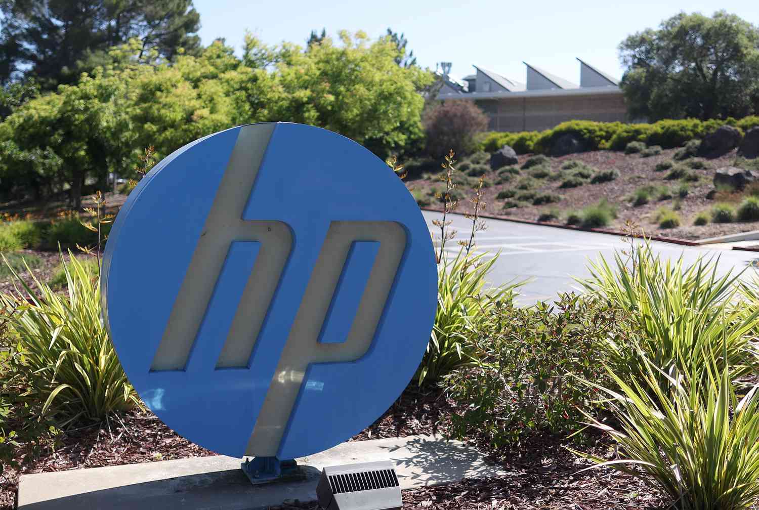 HP 2025 Q1 Sales Hit $13.5B, But Q2 Outlook Raises Concerns