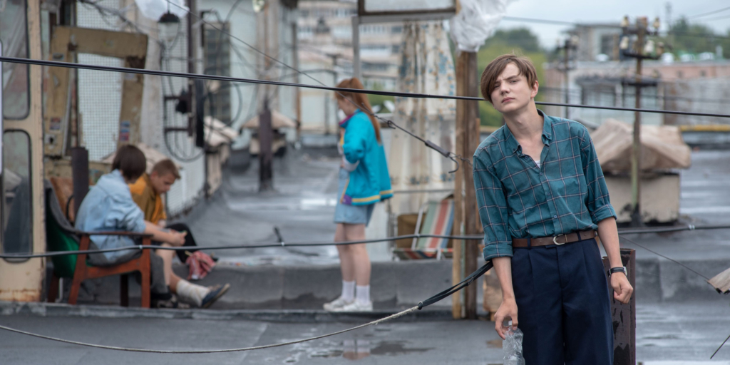 Погрузитесь в атмосферу девяностых с сериалом, который нельзя пропустить