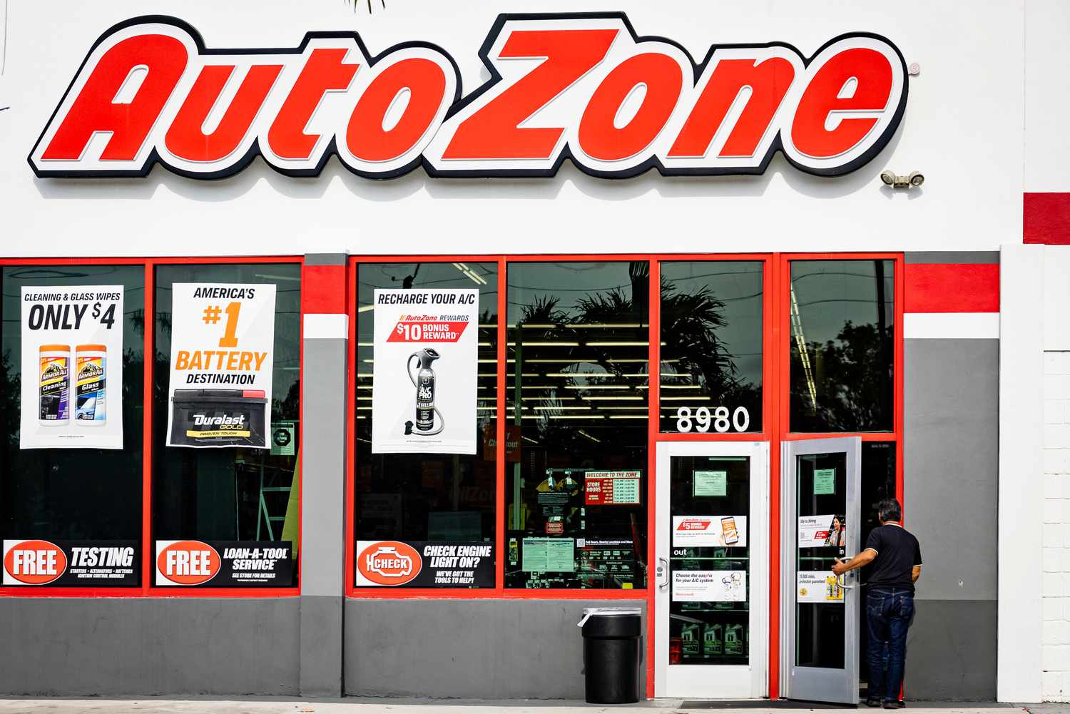 AutoZone: Рост выручки при снижении прибыли — что стоит за показателями?
