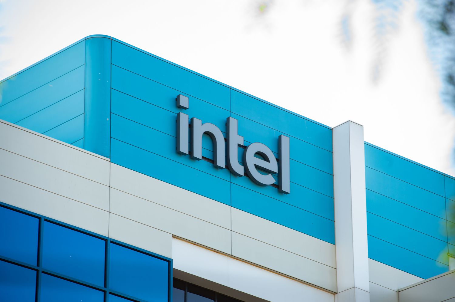 Intel Qadamlari: Nvidia va Broadcom Intel Chip Texnologiyasini Sinovdan O‘tkazmoqda